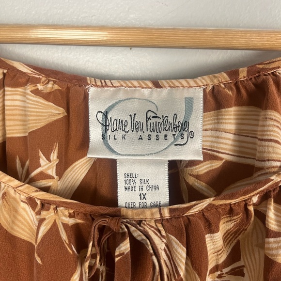 Vintage Diane Von Furtsenburg brown and tan printed scoop neck blouse silk 1X - Picture 2 of 4
